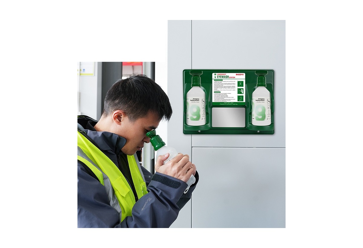 Portable wall-mounted double bottle rinse station